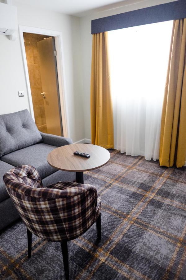 & Lounge