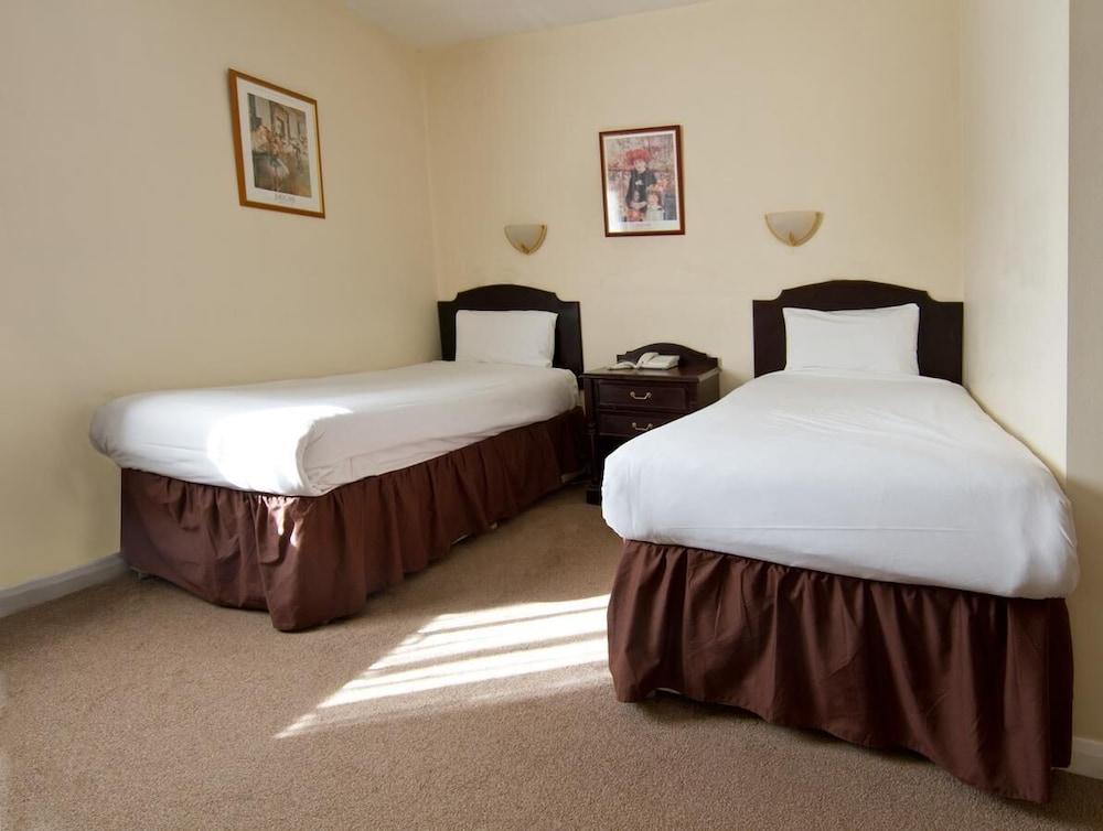 & Lounge Hotel